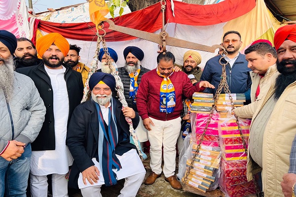 Read more about the article ਲੋਕਾਂ ਨੇ MLA ਗੁਰਪ੍ਰਤਾਪ ਸਿੰਘ ਵਡਾਲਾ ਨੂੰ ਲੱਡੂਆਂ ਨਾਲ ਤੋਲਿਆ, ਇੰਨਾ ਪਿਆਰ ਵੇਖ ਵਿਰੋਧੀਆਂ ਦੀ ਵੱਧੀ ਚਿੰਤਾ