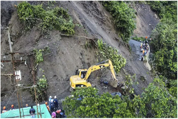 Read more about the article बड़ी खबर: Landslide के बाद मलबे में बस समेत कई वाहन दबे, 33 लोगों की मौत, कई घायल