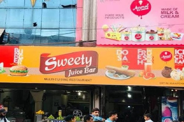 Read more about the article जालंधर: Sweety Juice Bar में बिच्छू के बाद अब निकला कॉकरोच, कस्टमर्स ने किया हंगामा