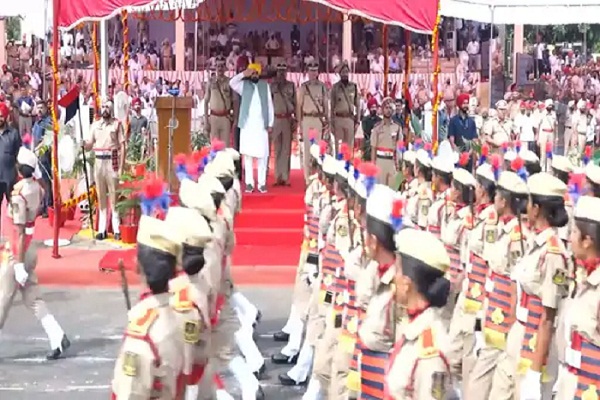 You are currently viewing जालंधर पहुंचे CM मान: एक-एक करोड़ का चेक देकर किया शहीद परिवारों का सम्मान, 2999 नवनियुक्त पुलिसकर्मियों ने दी मुख्यमंत्री को सलामी