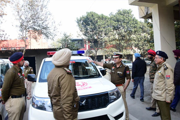 Read more about the article नवीनीकरण की दिशा में एक और कदम: जालंधर के पुलिस स्टेशनों को मिली 10 नई SUV महिंद्रा बोलेरो गाड़ियां, CP स्वपन शर्मा ने दिखाई हरी झंडी