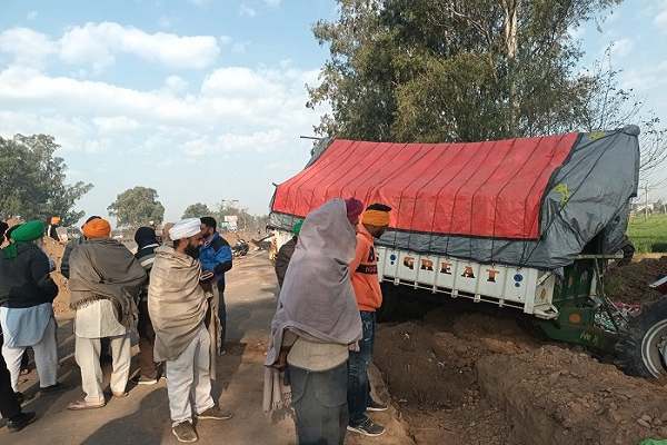 Read more about the article फिरोजपुर में शंभु बॉर्डर पर जाते समय किसानों के साथ हादसा, ट्रक के साथ टक्कर में 1 की मौत; कई किसान गंभीर रूप से घायल