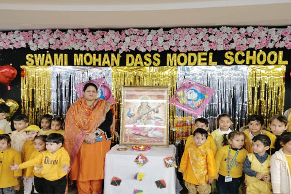 Read more about the article Swami Mohan Dass Model School ने हर्षोल्लास से मनाई बसंत पंचमी, बच्चों ने मां देवी सरस्वती की प्रार्थना के साथ मांगा ज्ञान का आर्शीवाद