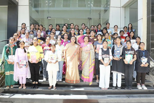 Read more about the article HMV कॉलेजिएट स्कूल में मनाया गया मातृ दिवस, प्रो. डॉ. अजय सरीन ने छात्राओं को दी शुभकामनाएं