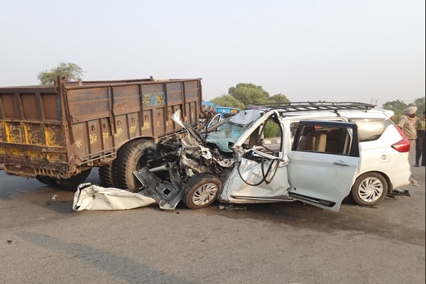 Read more about the article पंजाब में भयानक हादसा: ट्रैक्टर-ट्राली से टकराई कार, वाहन के उड़े परखच्चे; एक युवक की दर्दनाक मौत