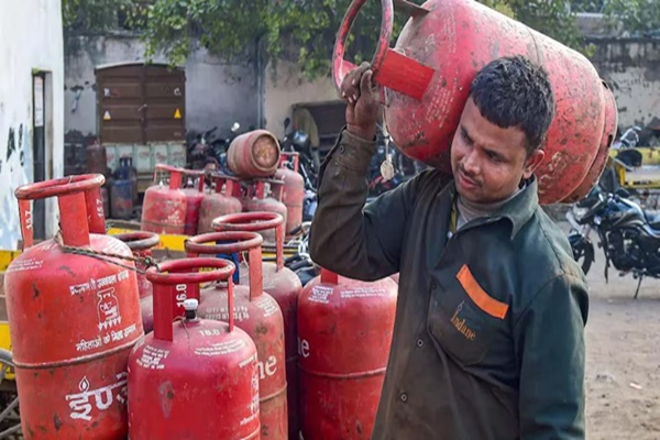 Read more about the article महीने की शुरुआत में आम जनता को मिली बड़ी राहत, इतने रुपए कम हुए LPG सिलेंडर के दाम