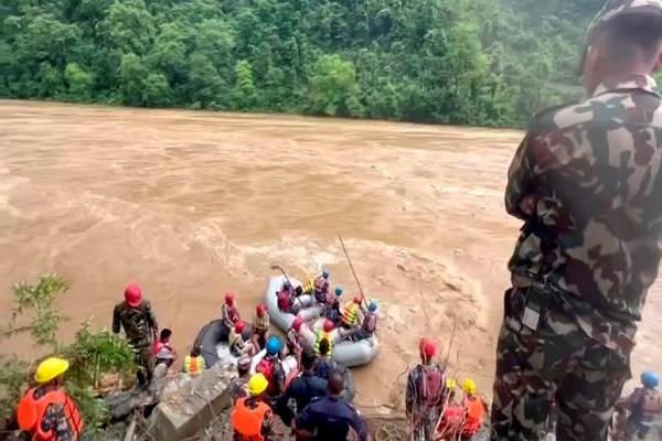 Read more about the article नेपाल में लैंडस्लाइड के दौरान दो बसें नदी में गिरी, 7 भारतीयों की मौत; 60 से अधिक घायल