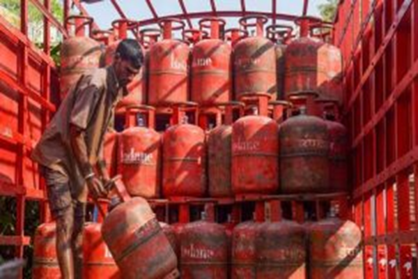 Read more about the article आम आदमी को झटका, फिर बढ़े LPG सिलेंडर के दाम; अब इतने रुपए चुकानी होगी कीमत