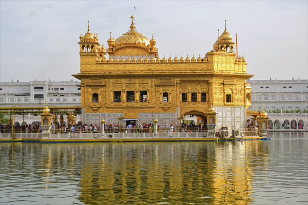 Read more about the article Golden Temple में माथा टेकने आ रहे श्रद्धालुओं के लिए अहम खबर, लिया गया ये बड़ा फैसला