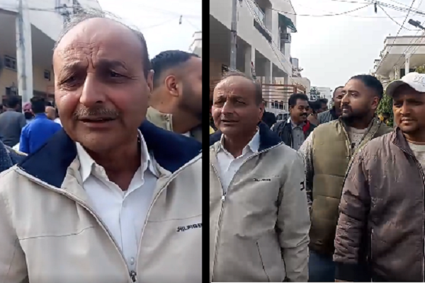 Read more about the article Ward 65 से कांग्रेस MC Praveen Wason के Aam Aadmi Party में शामिल होने पर भड़के कांग्रेसी, पार्षद के घर के बाहर विरोध प्रदर्शन करने पहुंचे Ex. MLA Rajinder Beri, देखें Live