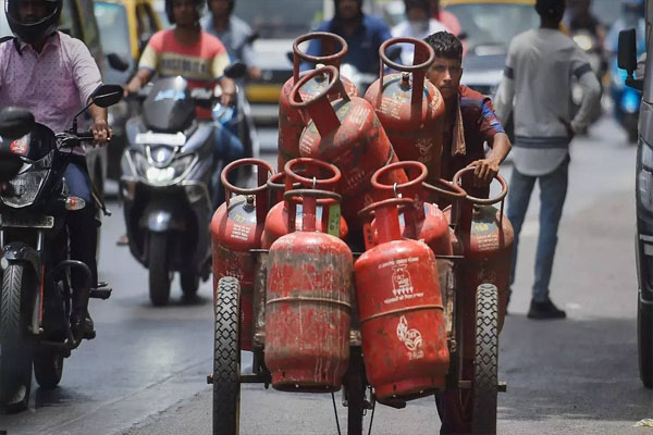 You are currently viewing नए साल के पहले दिन राहत, सस्ता हो गया LPG सिलेंडर, जानिए कितने रुपए घटे दाम